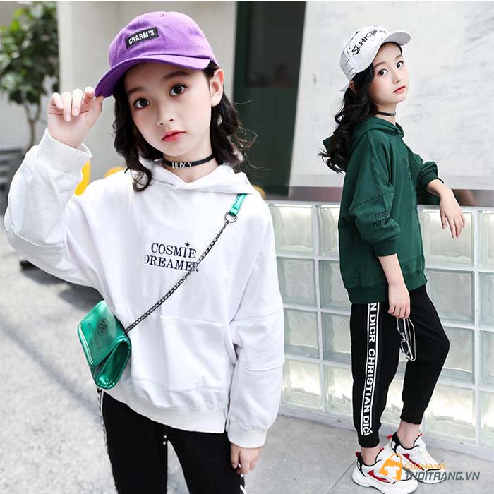 Phối áo hoodie với quần thể thao